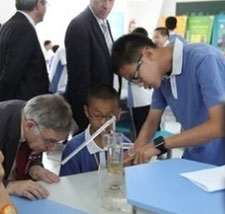 зÿ껥65ѧѧ     200512£з꽻˫20062007껥400굽ԷҲι۷ʡ2006꣬4100ҡҵҡƼṤ߷û2007꣬4100й깫ԱṤߡҡҵҡƼ߷÷201011ºϯ÷ڼ䣬5500û201111¿ʼ3Լ100û    з˫ǩнЭ飬ھд̻顣Ŀǰ˫120ԸУ20ѧУʽϵÿ껥65ѧѧֹĿǰڷѧԱ3.8ˣڻѧԱԼ7600ˡһѧѧýڶԷԵĿγ̡