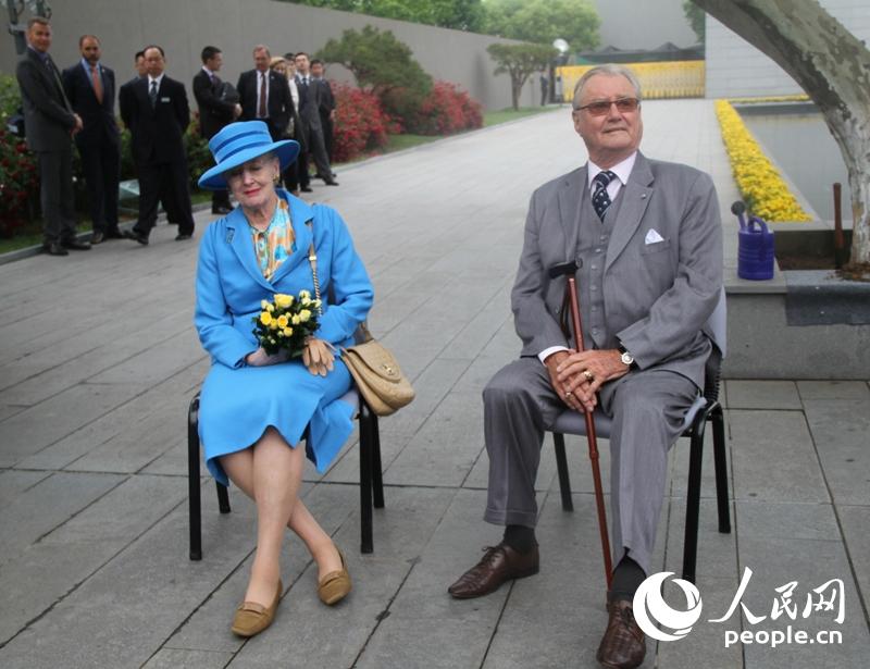 ŮضϾɱǰͼƬɵפʹṩ