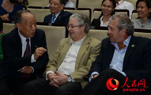 中国公共外交协会会长李肇星与驻华外交官亲切交谈 毕业 摄