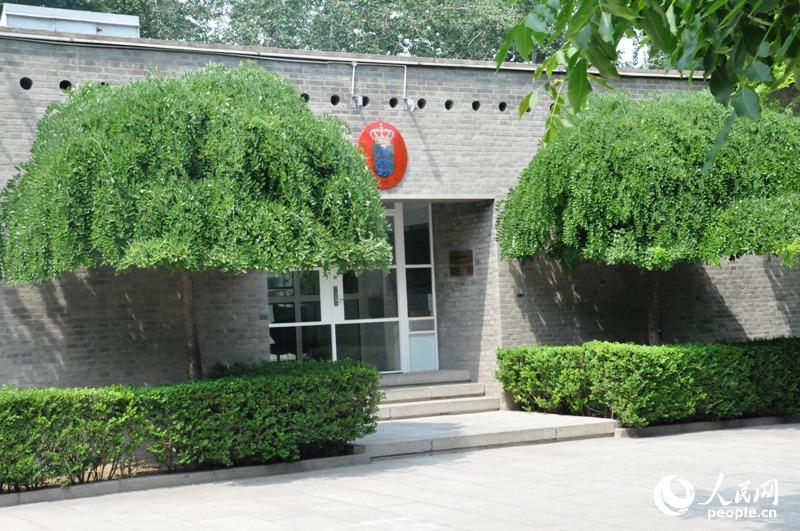 ������������۵ĵ�����գ������������һ��ʹ��������Ϥ�Ļ�ש�ǲ������������˱����ĺ�ͬ���ĺ�Ժ������Χ����������Ǻϣ�ǡǡ���ǵ���פ��ʹ����ʮ��ǰ������������Ӱ�������� ֣��ͤ��