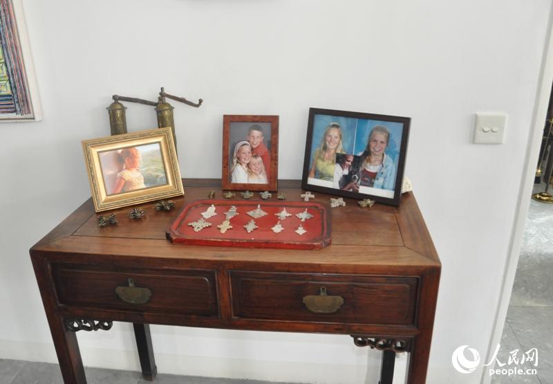 ��ۡ��ڴ���һ����ʽľ���ϰڷ��Ŵ�ʹ���˵���Ƭ������С�ղء�����Ӱ�������� ֣��ͤ��