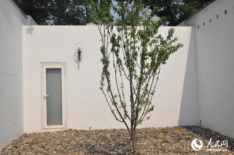 ��ʹ��ۡ��һ����ͥԺ��ǽ�ϵĵ�Ҳ��1974��ʹ�ݽ���ʱ���еġ�����Ӱ�������� ֣��ͤ��