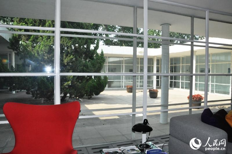 ������Ҳ����һ��С�ĺ�Ժ���м���һ��ͥԺ�����ܻ����Ű칫�ҡ���������Ƹ����ȴ����˳���Ĳɹ⡣����Ӱ�������� ֣��ͤ��