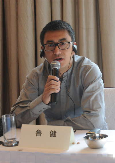 央视主播鲁健出席会议并参加讨论 张佩岚摄