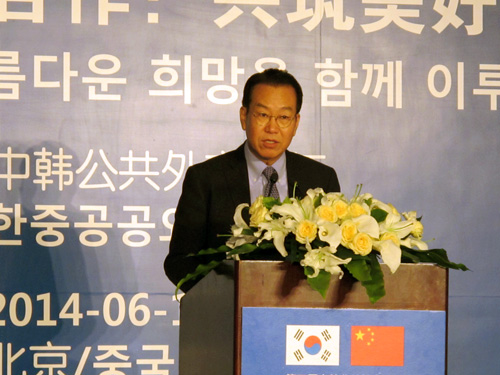 韩国驻华大使权宁世宣读韩国外长尹炳世贺信。(轩颂摄)