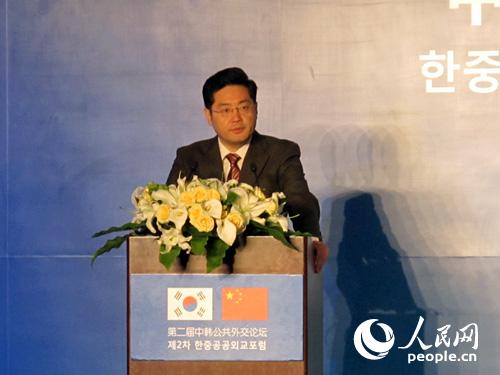 中国外交部新闻司司长秦刚在第一部分论坛中发表主旨演讲。(刘融摄)