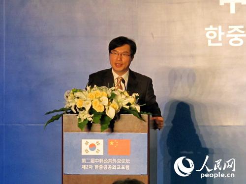 韩国外交部文化外交局局长金东起在第一部分论坛中发表主旨演讲。(刘融摄)