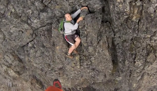 男子徒步遇险命悬一线 直升机悬崖上惊险救援(图)