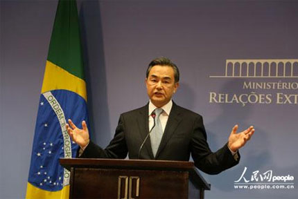 ����:Я�ִ������⽻��������˵����ǰ����ש���Һ�����ͷ��ã�ͬʱҲ����һЩ����硱����Щ�˲�����Ⱦ��ש���Ҿ������ٷŻ���������ש��ʧɫ������ͼ���Ž�ש���Һ�������ǿ������ʷ�ķ�չ������ֱ�ߣ�����ʷ���ɲ���Υ�����Խ�ש����Ϊ���������������ķ�չ��׳�������ʷ���ɣ�ʱ�佫��֤����һ�㡣����ϸ�� 