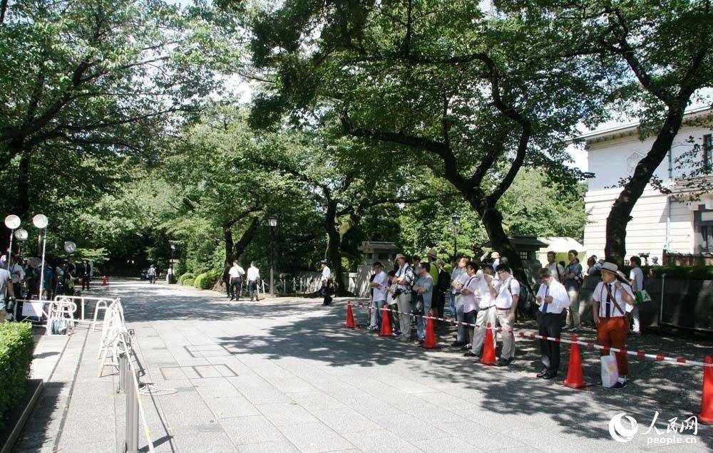 在靖国神社正殿前等候阁僚参拜的保守派民众。(人民网 李润泽摄)