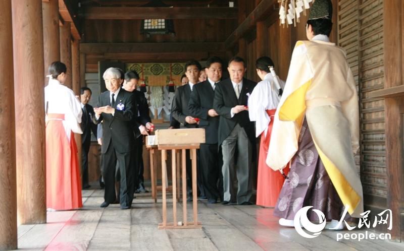 �ձ������ɹ�����Ա�ΰݾ�������