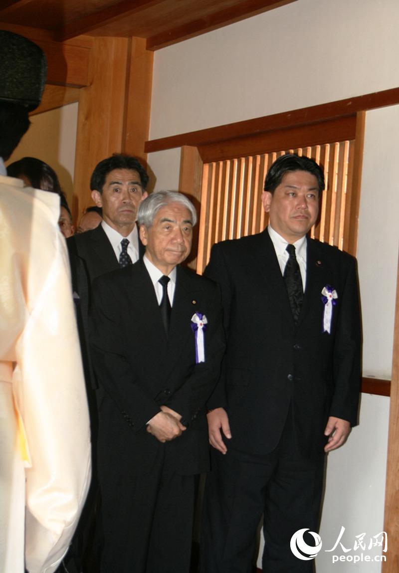 �ձ������ɹ�����Ա�ΰݾ�������