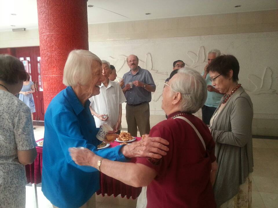 参会人员亲切交谈。(李警锐摄)