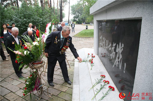 黑河市优秀青年代表与俄罗斯老兵共同祭扫革命烈士塔(组图)【6】