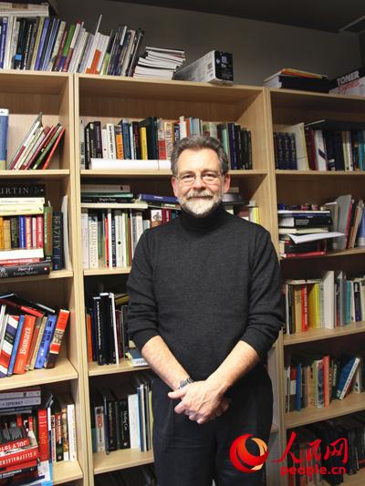 澳国立大学战略和国防研究中心教授休·怀特接受记者专访。(人民网记者 鲍捷 摄)