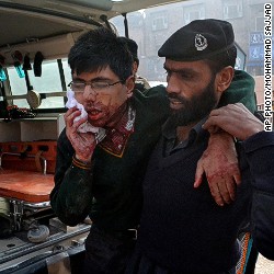 17名学生在塔利班袭击中死亡,37人受伤。(图片来源:美联社)