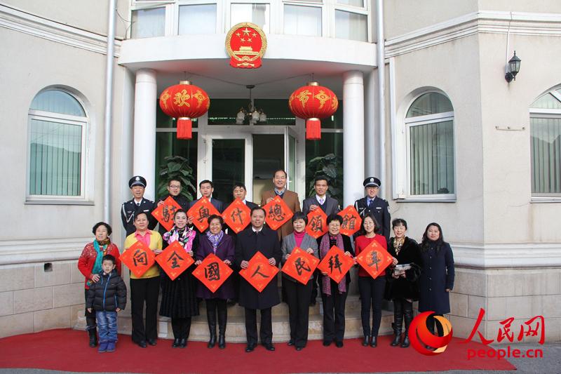 驻奥什总领馆全家福