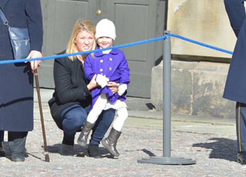 小公主埃斯特拉和保姆(图片来源:《瑞典妇女报》)