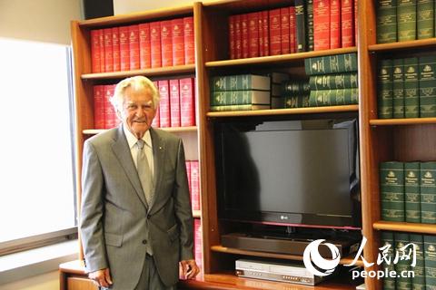 澳大利亚前总理霍克启程前往博鳌论坛前在悉尼接受记者专访。(鲍捷 摄)