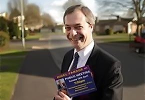 独立党党首法拉奇 有“大嘴政治家”的称号,多年前反对英国加入欧盟; 极为关注移民问题及国民健康保险制度。