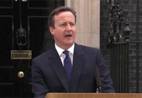 现任首相、保守党领袖卡梅伦 承诺将调降遗产税以吸引普通选民支持; 承诺举行脱欧公投。