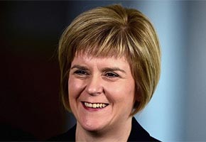 苏格兰民族党党首斯图尔金 曾作为苏格兰首席副大臣代表苏格兰民众主导独立公投前的谈判; 苏格兰民族党党首及苏格兰首席大臣这两个职位上出现的首位女性领导人。