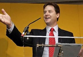 现任副首相、自民党党首克莱格 明确表态支持《紧急通讯与互联网数据保留法案》; 打破政党领导人的惯例,在议员报账丑闻公开后带头要求时任议长马丁辞职。