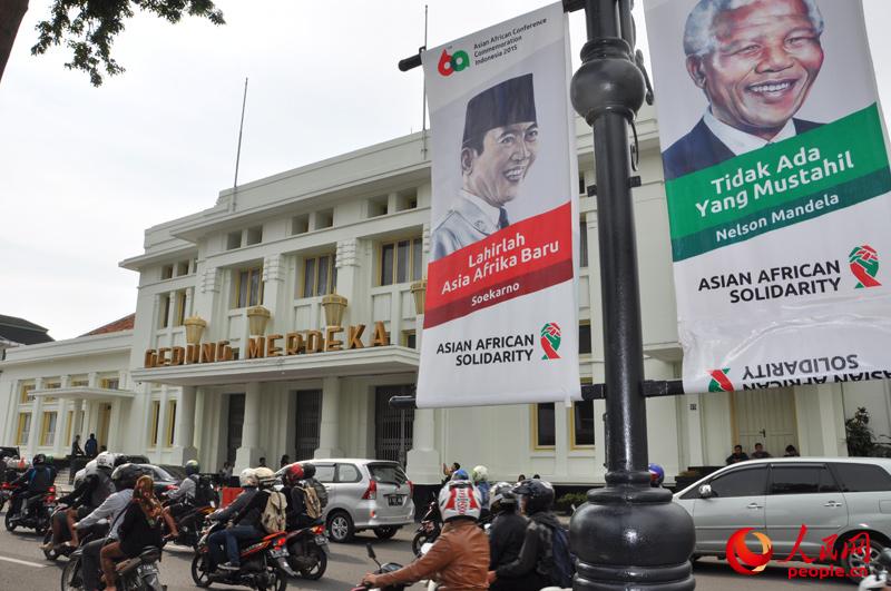 ͼΪšⶰɫС¥120ʷֻŷֳߵľֲ1955һǷǻ鿪ĻǰϦʱӡͳռŵʽΪá1980꣬ñΪǷǻݣѳΪӡаҪׯѩ 