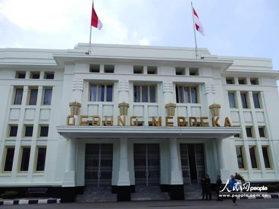 ǡʷԲСյ㣬ͼΪ⾰(Gedung MerdekaΪ)ܲ 
