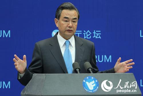 王毅部长在论坛作主旨演讲 人民网记者 代睿 摄