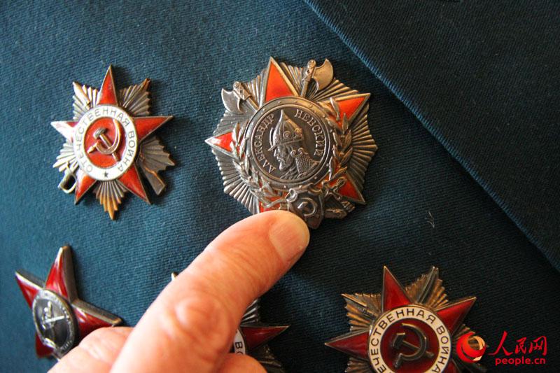 ˹����˹���Ͻ�Ϊ����������չʾ����ɽ������˹��ѫ�� ������������ �����㣩