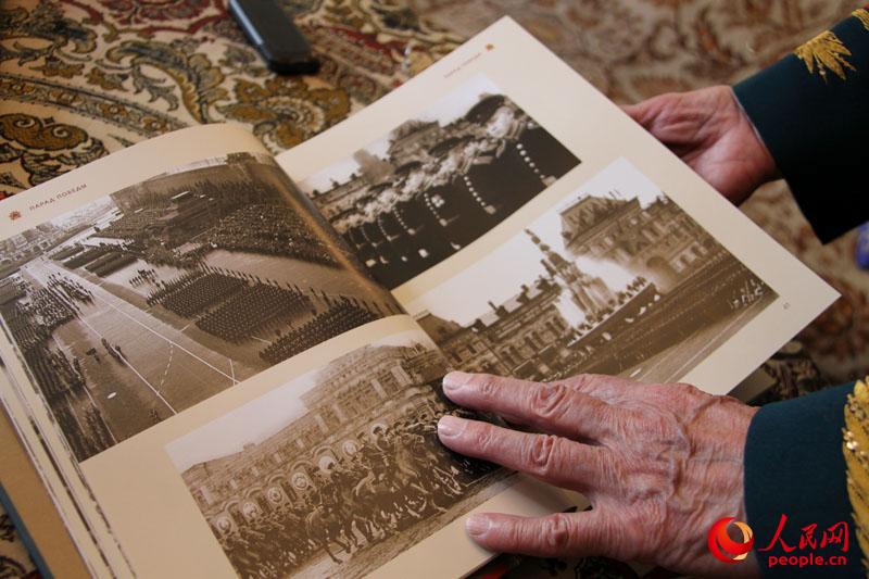  ˹����˹���Ͻ�Ϊ����������չʾ�ı�ʽ�ľ���Ƭ ������������ �����㣩