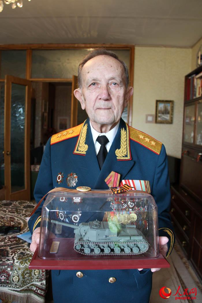 ˹����˹���Ͻ�Ϊ����������չʾ������ʱ���յ�����-152̹��ģ�� ������������ �������㣩