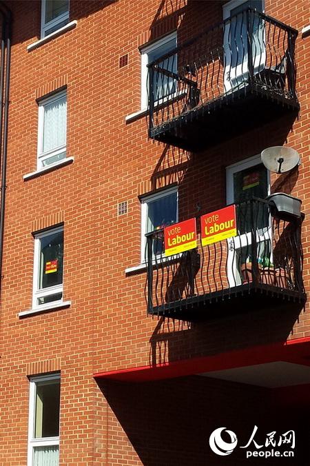 阳台上挂着“投给工党”宣传牌(摄影:白天行)