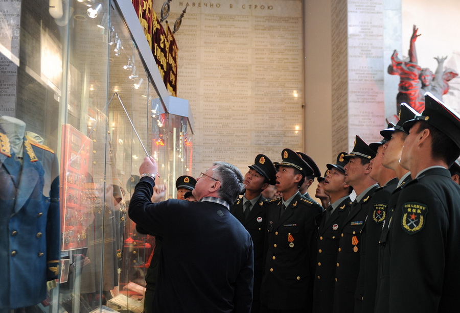 5��6�գ��ڶ���˹�׶�Ī˹�ƣ��й������ž��������̶ӹٱ�����ѫ��ʽ��ι�Ī˹��������²���ݡ�   ��Ӱ���»������ ���