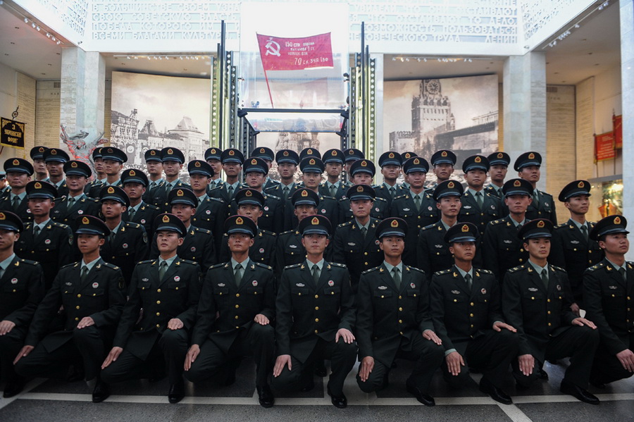 5��6�գ��ڶ���˹�׶�Ī˹�ƣ��й������ž��������̶ӹٱ�����ѫ��ʽ���Ӱ��   ��Ӱ���»������ ���