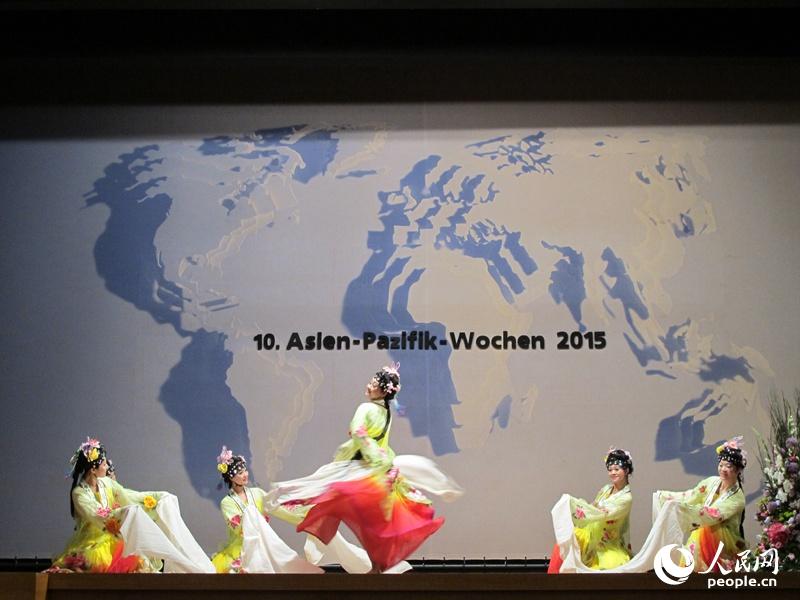 �й��ŵ��赸ӭ���������������� ��ѩ�B��