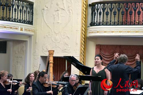图为中美两国音乐家为来宾献上精彩曲目 何小燕摄
