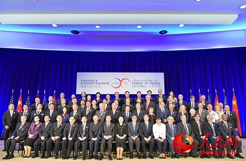 第七轮中美战略与经济对话和第六轮中美人文交流高层磋商“全家福”合影。人民网驻美国记者 温宪 摄