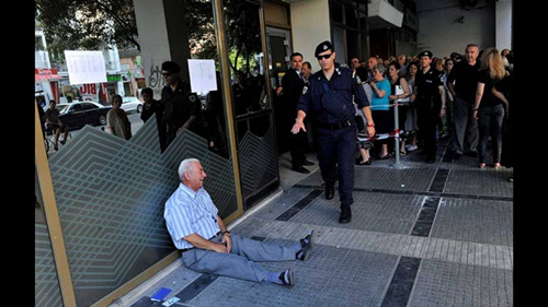 图片来源:午报 退休老人在银行门口悲泣