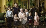 英女王儿孙绕膝无比幸福