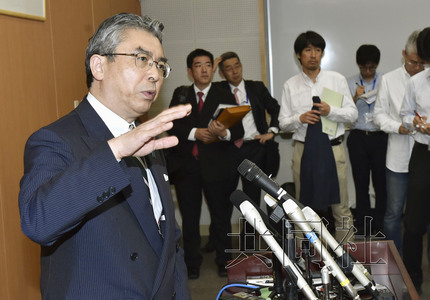 7月19日,日本外务省事务次官杉山晋辅在日本驻华使馆会见媒体,透露正在研究把今年日中韩外长会谈的时间安排在8月下旬。(共同社)