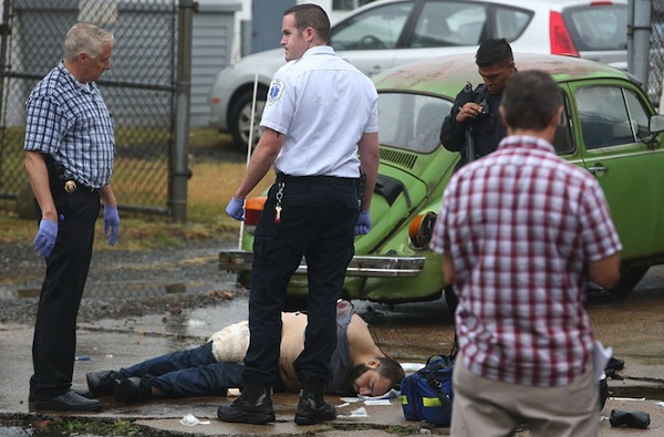 受伤的拉哈米被抬上救护车
