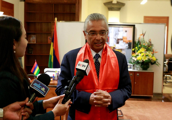 Լҵؽӹµʷʹ֮ʣǡйڼ٣һ˸еϲ͸жʱ̣ей´ףʺ򣬹ף´֣⣬ϲơ