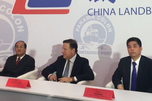 中国巴拿马贸易发展办事处代表王卫华、巴拿马总统巴雷拉和岚桥集团董事长叶成。