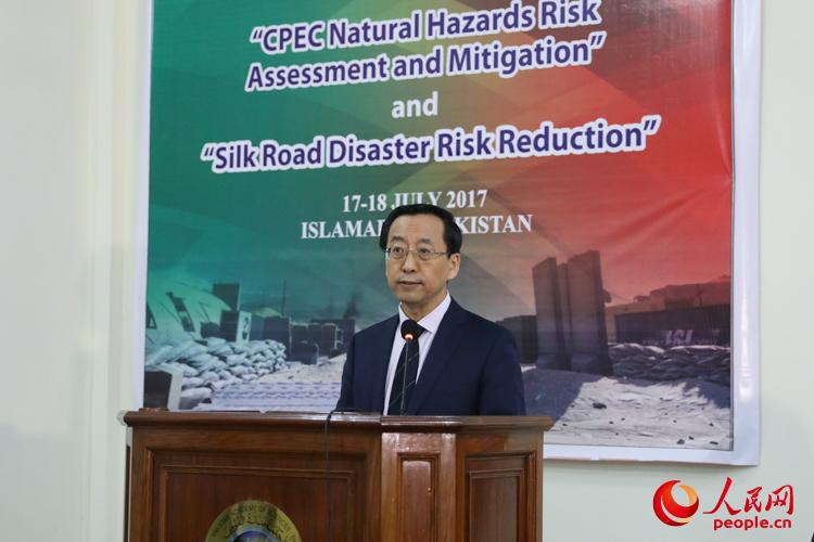 ����ʱ��17�����磬��һ��һ·�����а;���������Ȼ�ֺ��������ۺϼ���ѧ�����ֻ��ڰͻ�˹̹�׶���˹�������С�ͼΪ���п�Ժ��Ժ���Ž�Ժʿ�����´ǣ����������� ��ΰ��