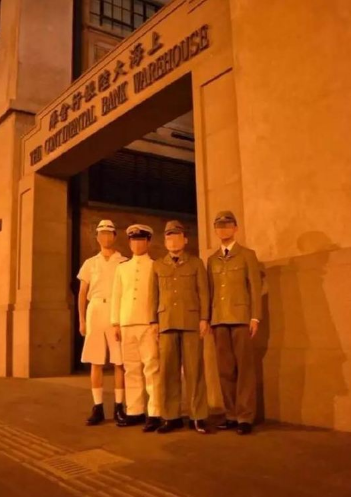 4名男子穿二战日军军服在上海著名抗战遗址拍照。(图片来自网络)