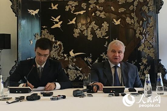 俄罗斯驻华大使杰尼索夫(右)介绍俄方参加金砖国家领导人第九次会晤有关情况。