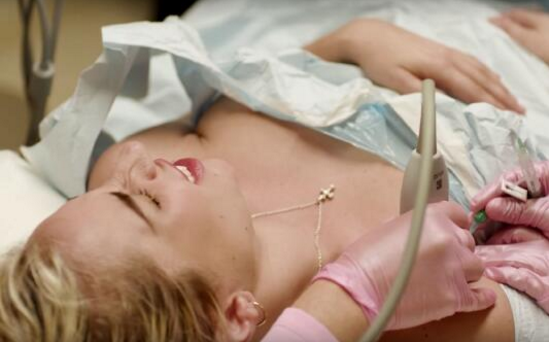 资料图:Lady Gaga打止痛针