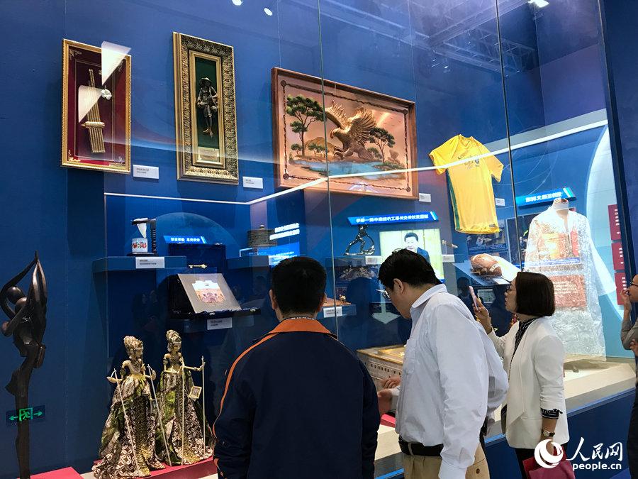 ͼΪ·ܽꡱͳɾչھչдйɫ⽻ƪ¡ 